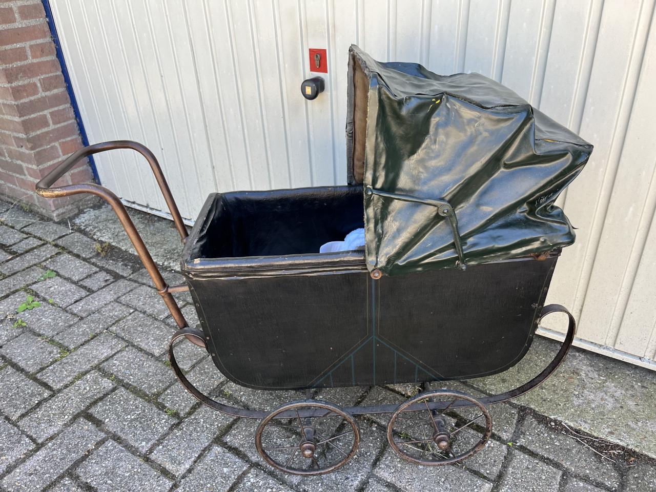 Antieke Poppenwagen