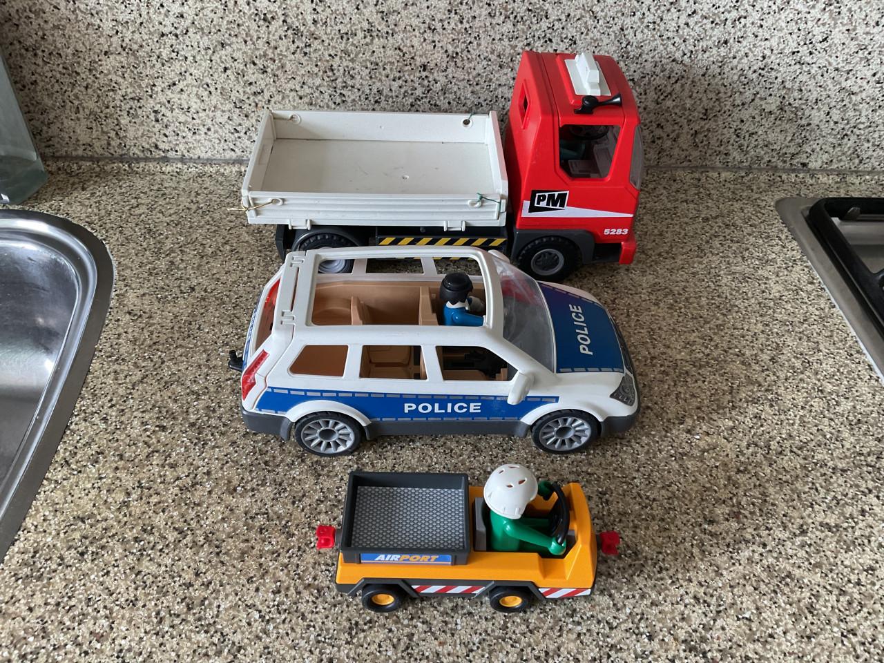 Playmobil. Vrachtwagen, politie-auto en terrein-wagentje en 3 poppetjes.