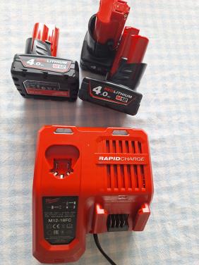 Milwaukee C12 C 12V Li-Ion Accu oplader + 3 accu's NIEUW