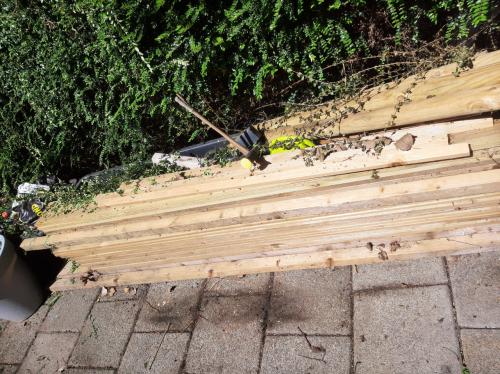 21 stuks planken - 8 balken - 3 palen