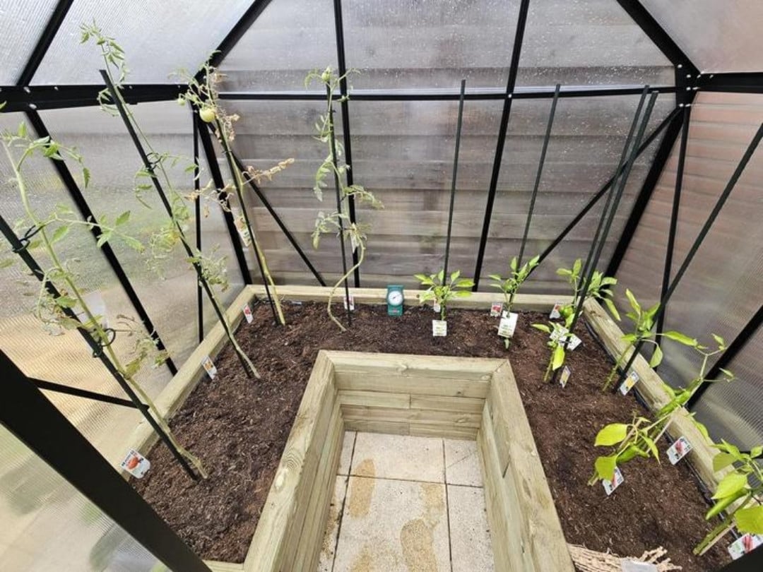 Tuinkas Vitavia comet 2500 en plantenbak van Woodblocx
