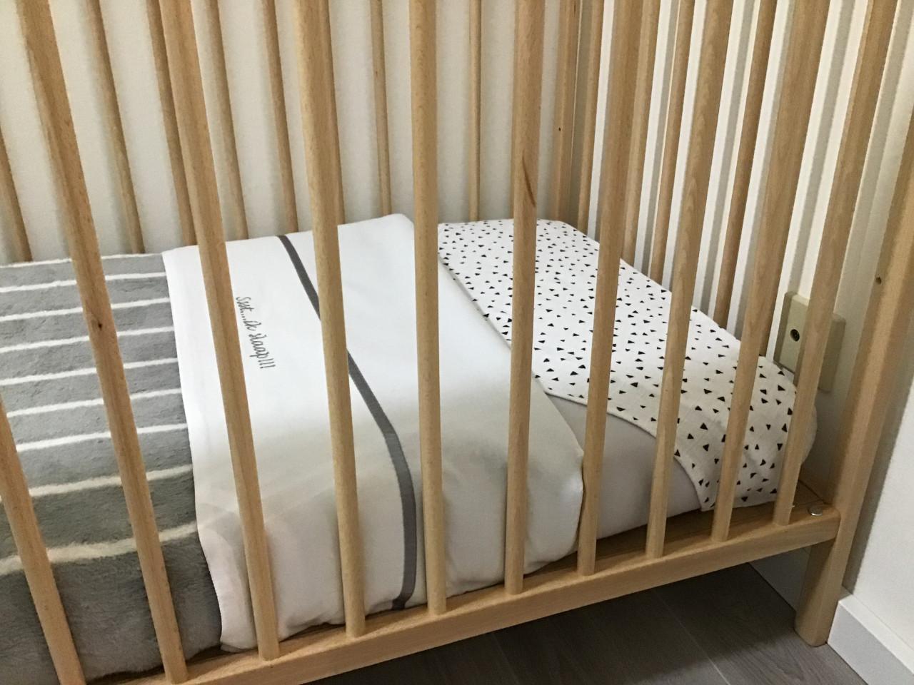 Kinderledikantje + nieuw matrasje met bijbehoren