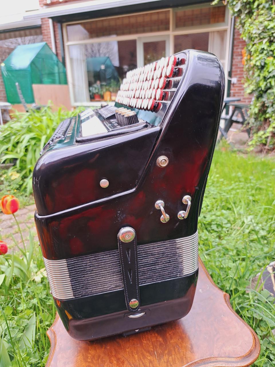 Akordeon/accordion/fisarmonica/ Akkordeon