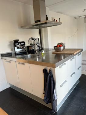 Kookeiland van het merk Composit, met rvs aanrechtblad en inbouwapparatuur