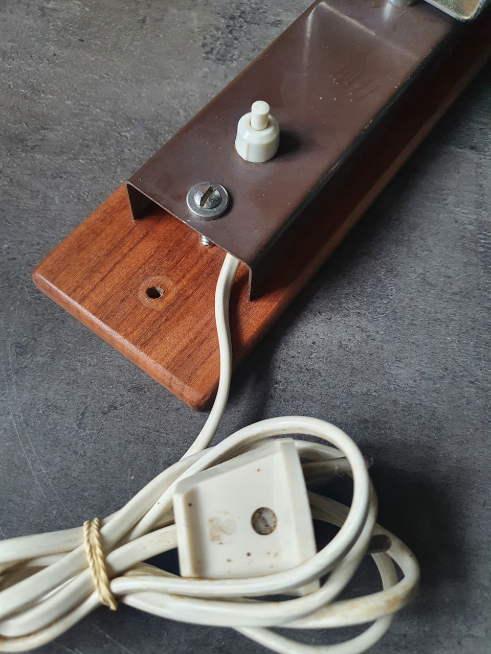 Heel mooie vintage wandlamp op houten plank aangeboden....