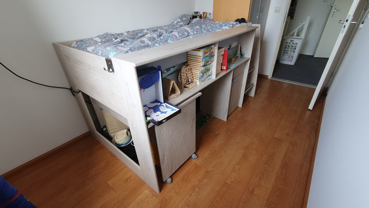Half hoogslaper met uitschuifbaar bureau