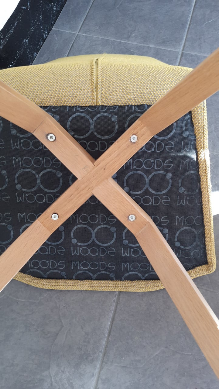 4 fraaie stoelen + teakhouten eettafel