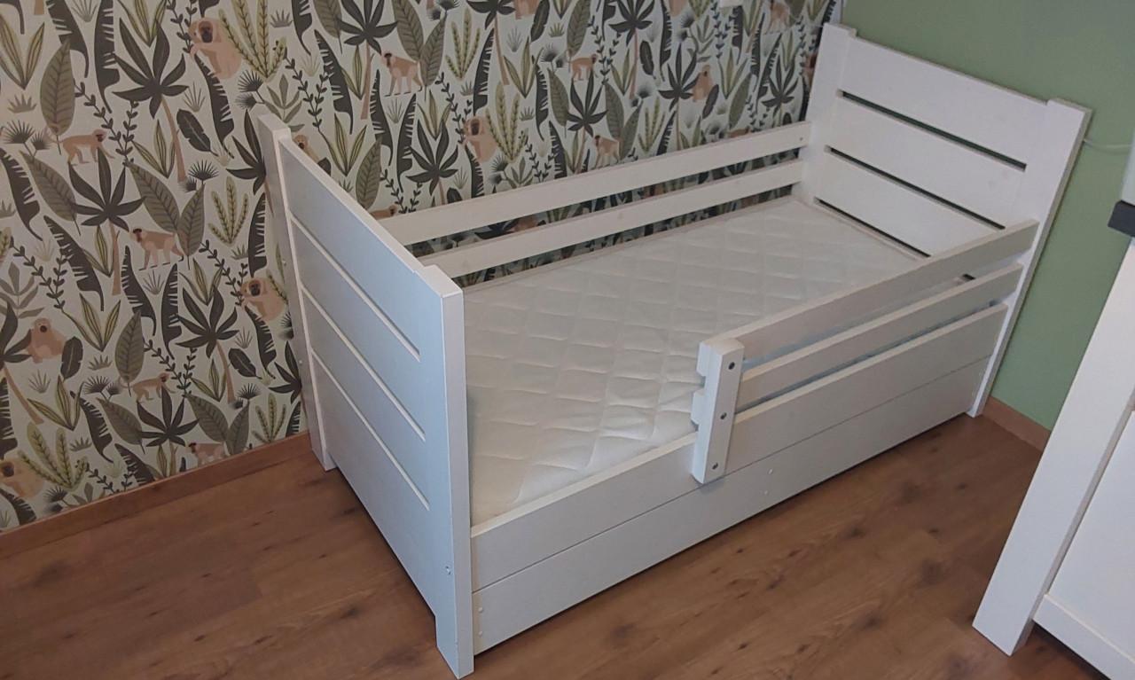 Compleet peuterbed met lade, matras, kussen, dekbed, hoeslakens,beschermers