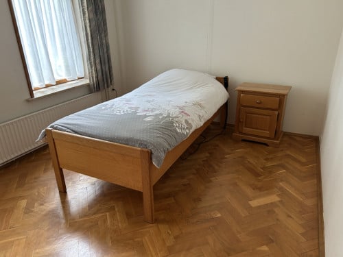 Electrisch seniorenbed 200x90 met nachtkastje
