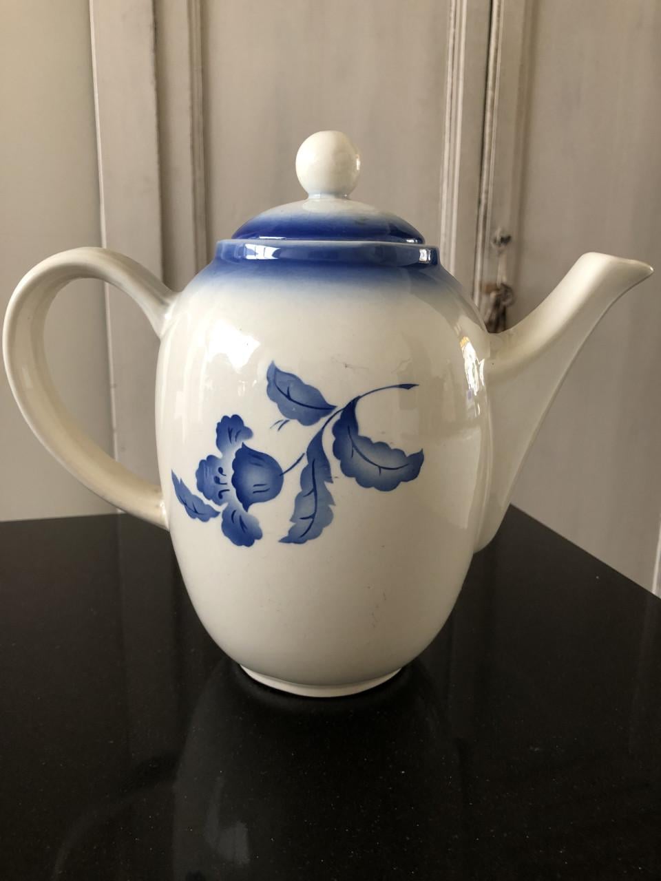 Mooie brocante thee / koffiepot met blauw motief