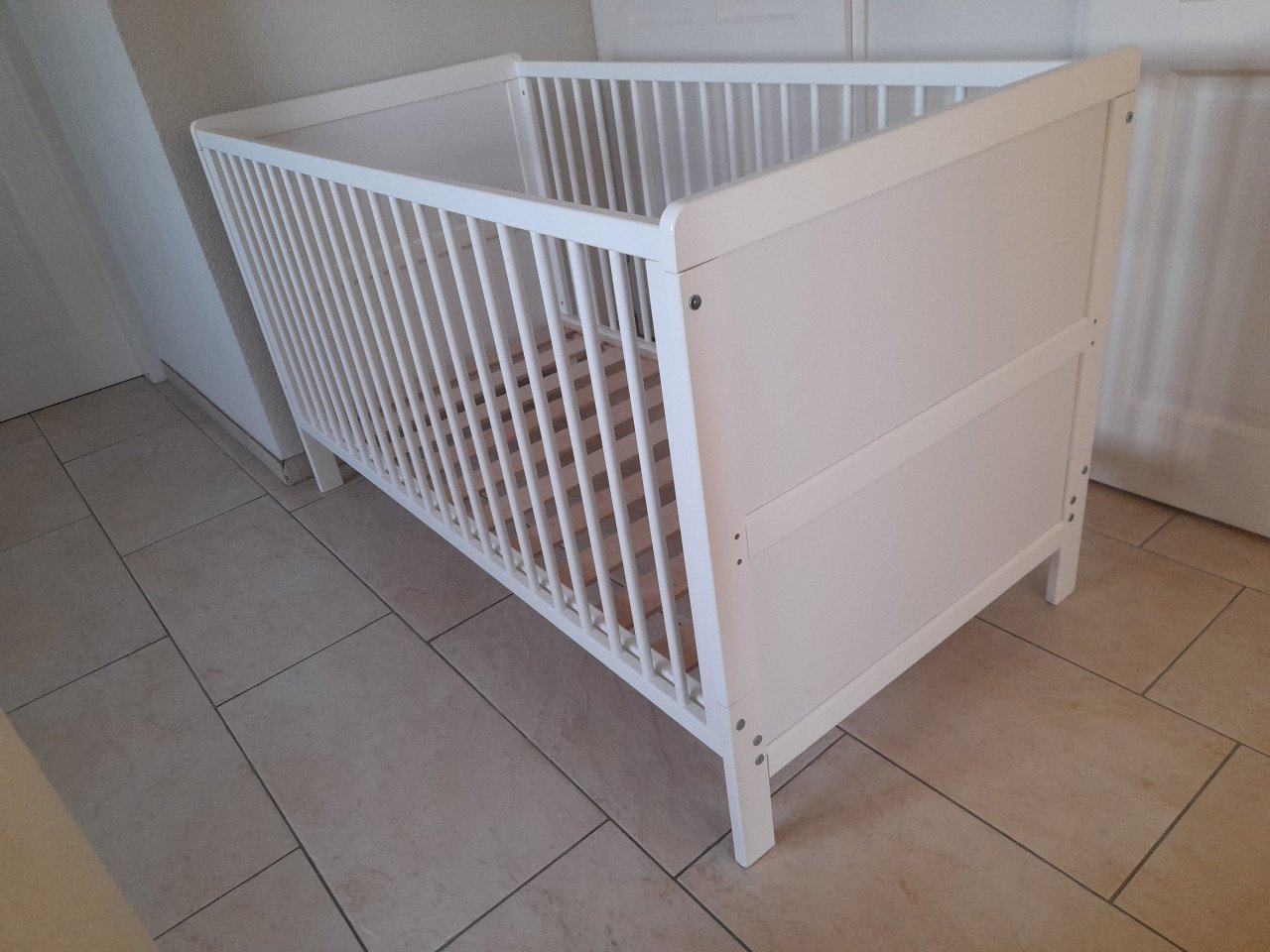 Leuk wit Peuter bed 70 x 140  x 82H   ( in goede staat )