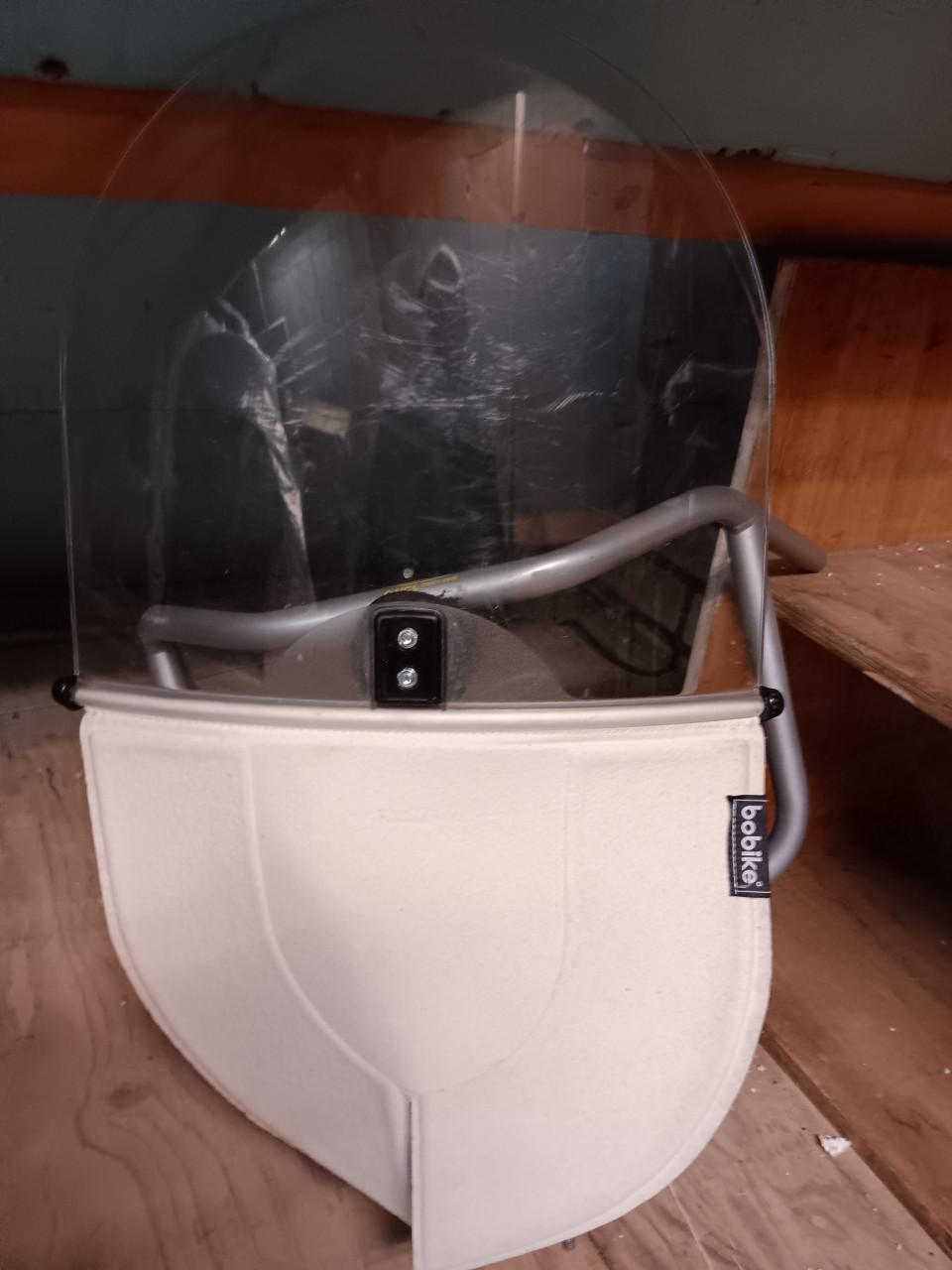 Moederstuur met windscherm