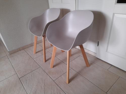 2 Leuke stoelen (in goede nette staat )  Kleur; grijs/beige