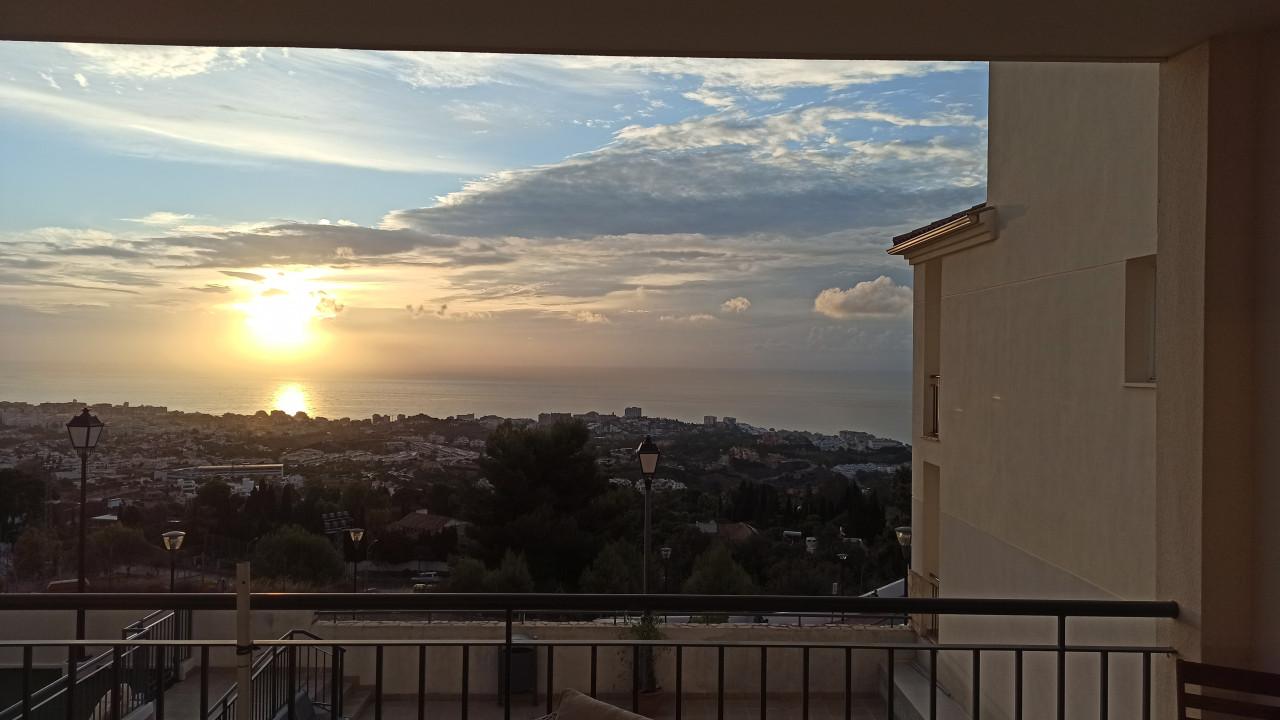 Geniet van een fabuleus uitzicht vanaf uw balkon in de zon.