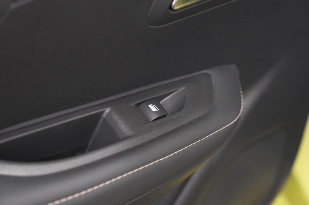 Peugeot 208 1.2 hybrid 100 e-dcs6 allure | apple carplay | parkeersensoren 
