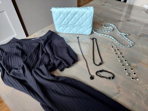 Leuke set zwarte jurk S, tasje en sieraden KOOPJE