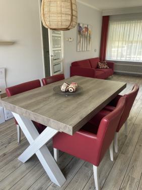 Eettafel met vier stoelen
