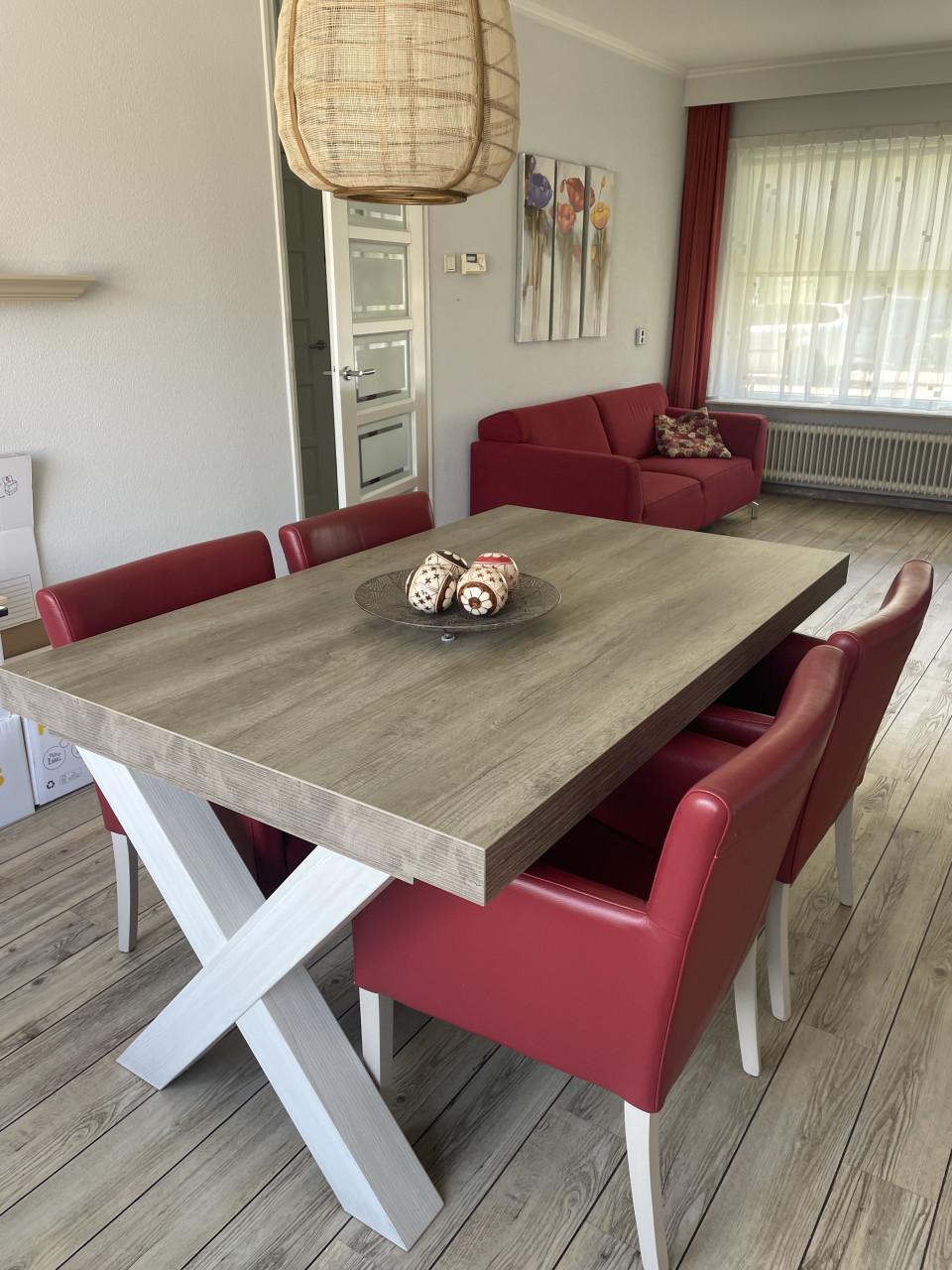 Eettafel met vier stoelen