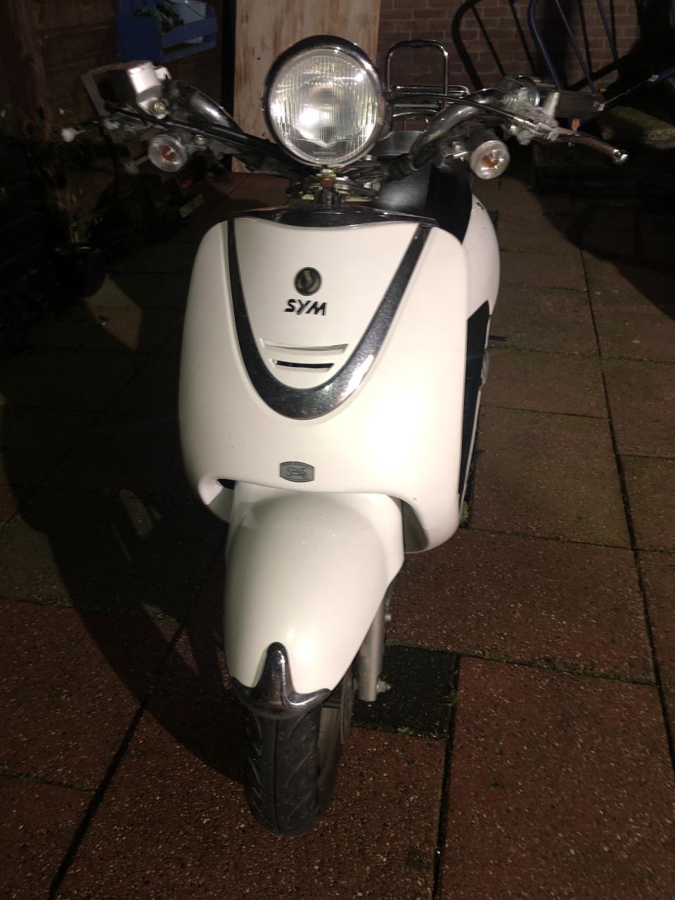 Sym allo wit (blauw kenteken snor)