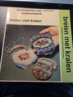 Boek "Breien met kralen: basistechnieken voor handvaardigheid" 6e druk 1984