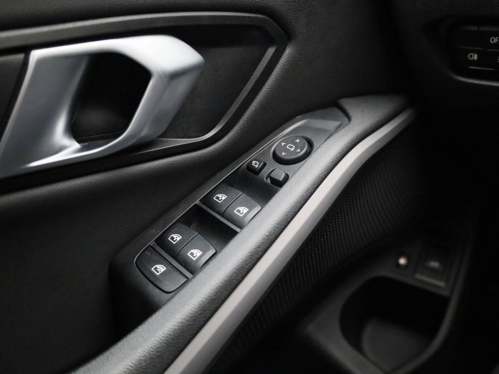 BMW 3-serie 330e high executive | automaat | lmv | navigatie | ledere | par