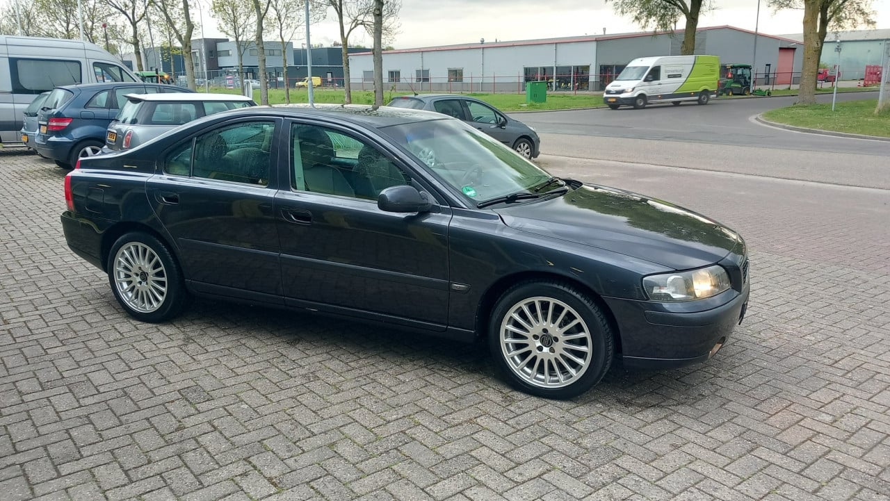 Volvo S60 2.4 170 pk Edition bj:2001 airco lm-velgen i.z.g.st apk 2026 !!