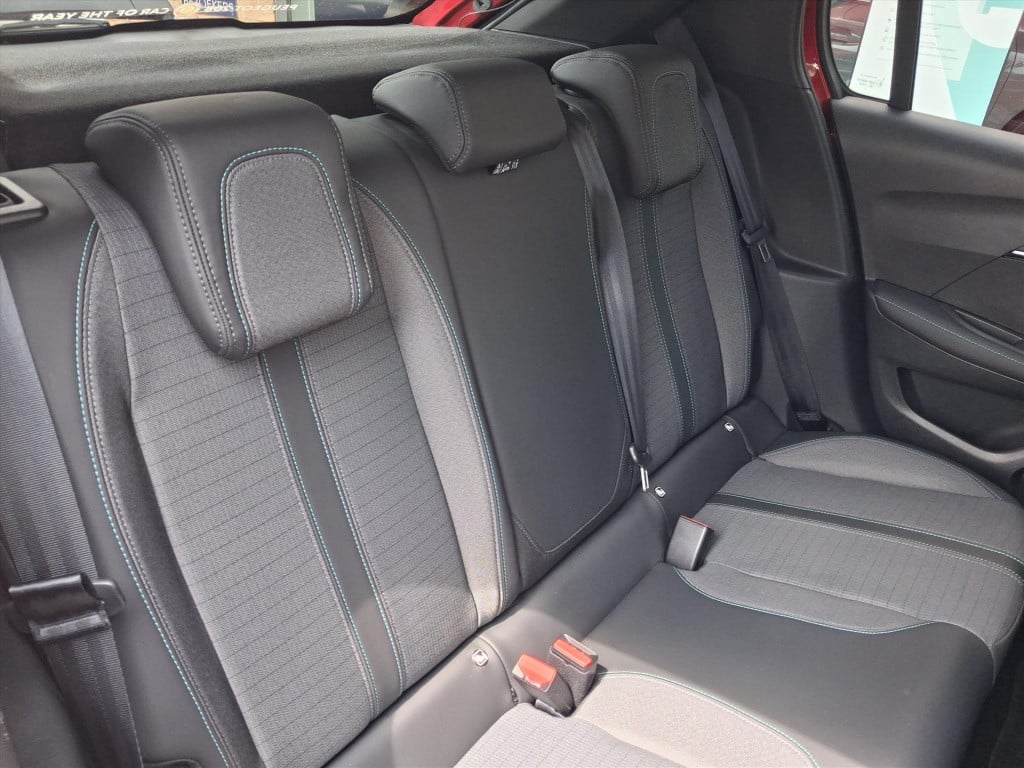 Peugeot 208 1.2 puretech 100pk eat8 allure pack | navi | bt | parkeersens. 