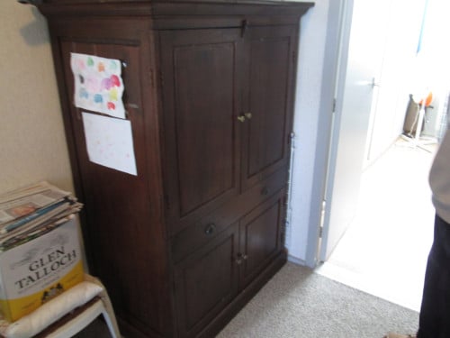 Zware massief houten kast