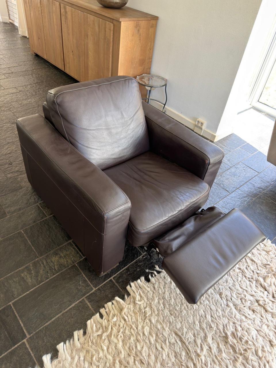 Leren fauteuil met uitschuifbaar voetgedeelte