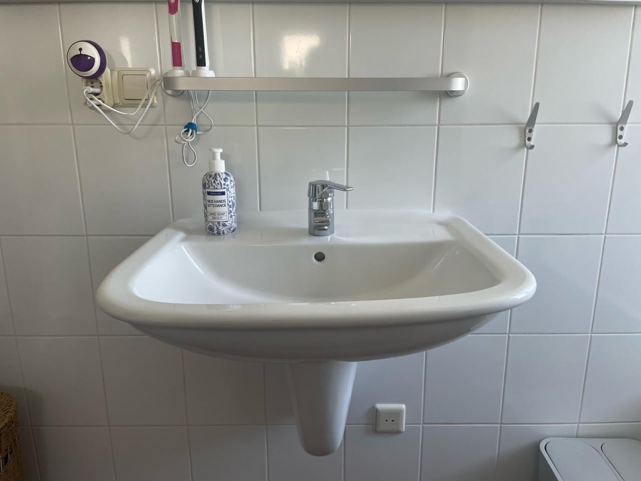 Wastafel met sifon ombouw