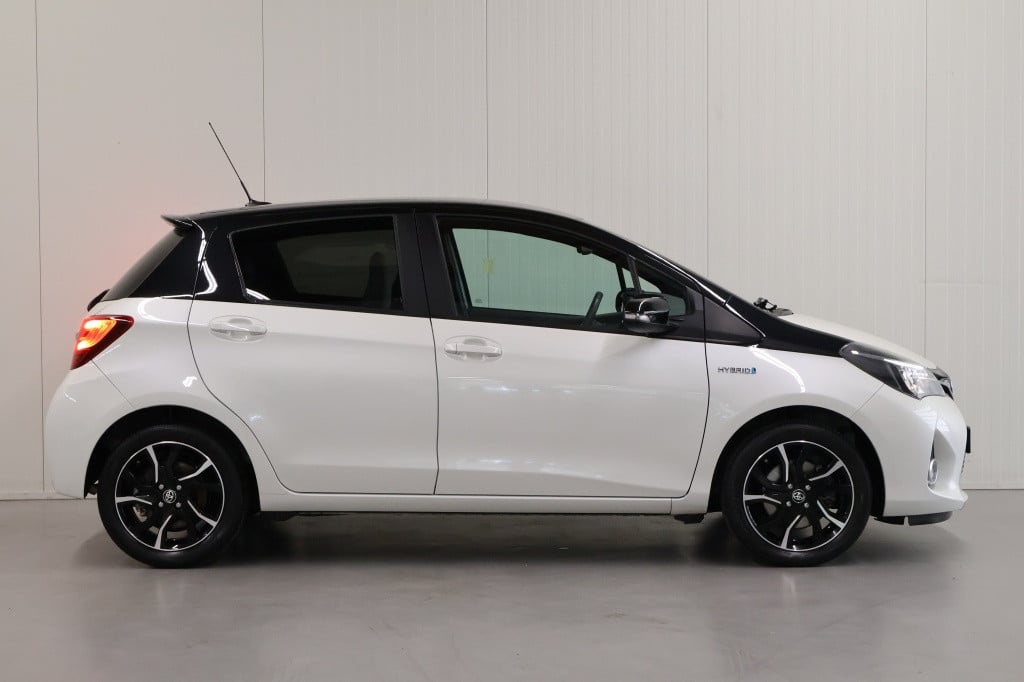 Toyota Yaris 1.5 hybrid dynamic bi-tone