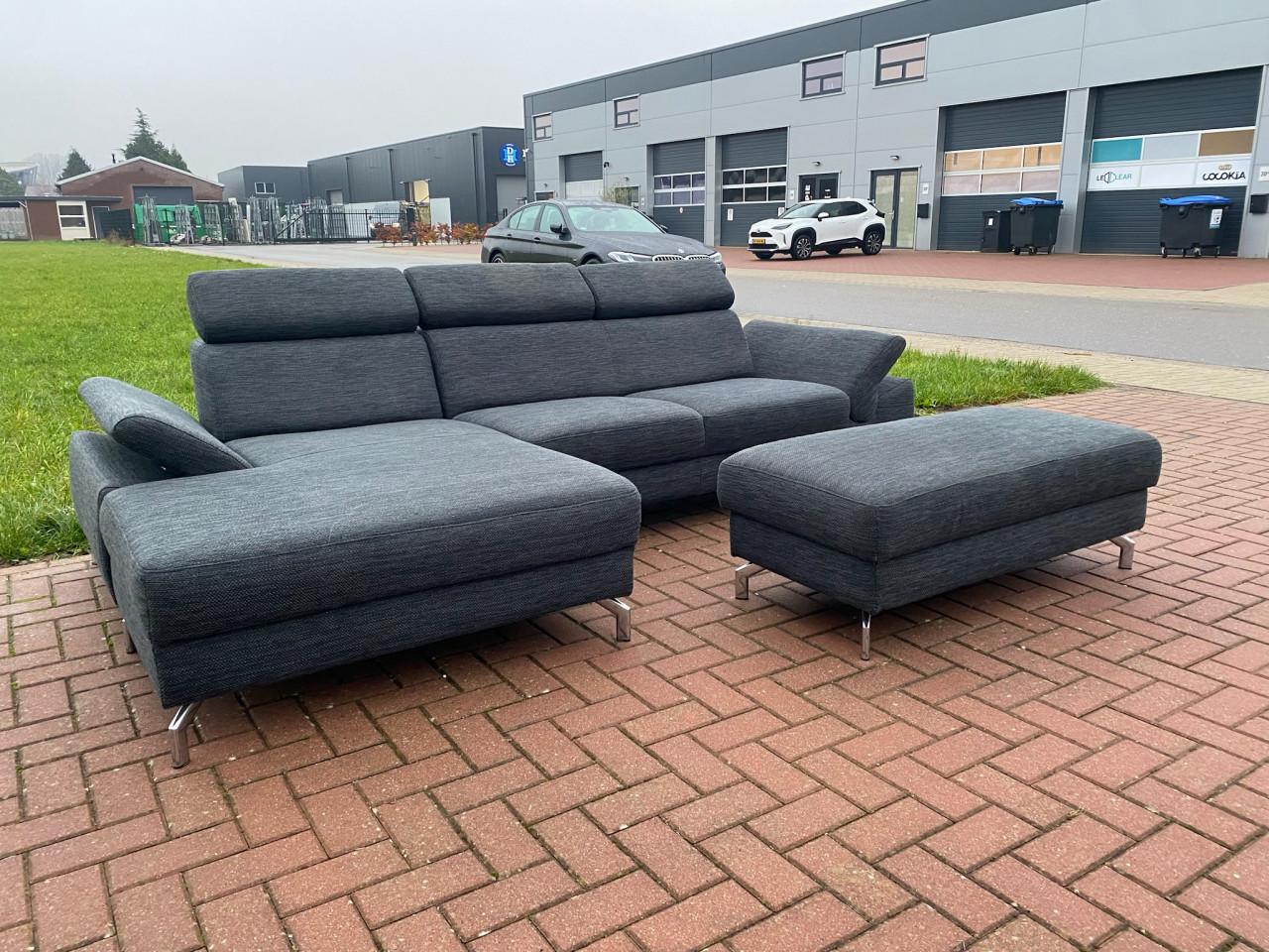 GRATIS LEVERING HEEL NL Montel Grjs Stoffen Hoekbank + Hocker
