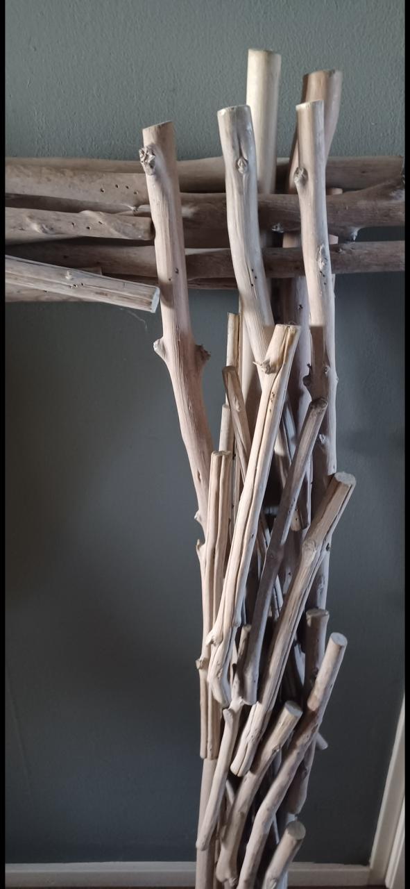 Grote lijst gemaakt van drijfhout