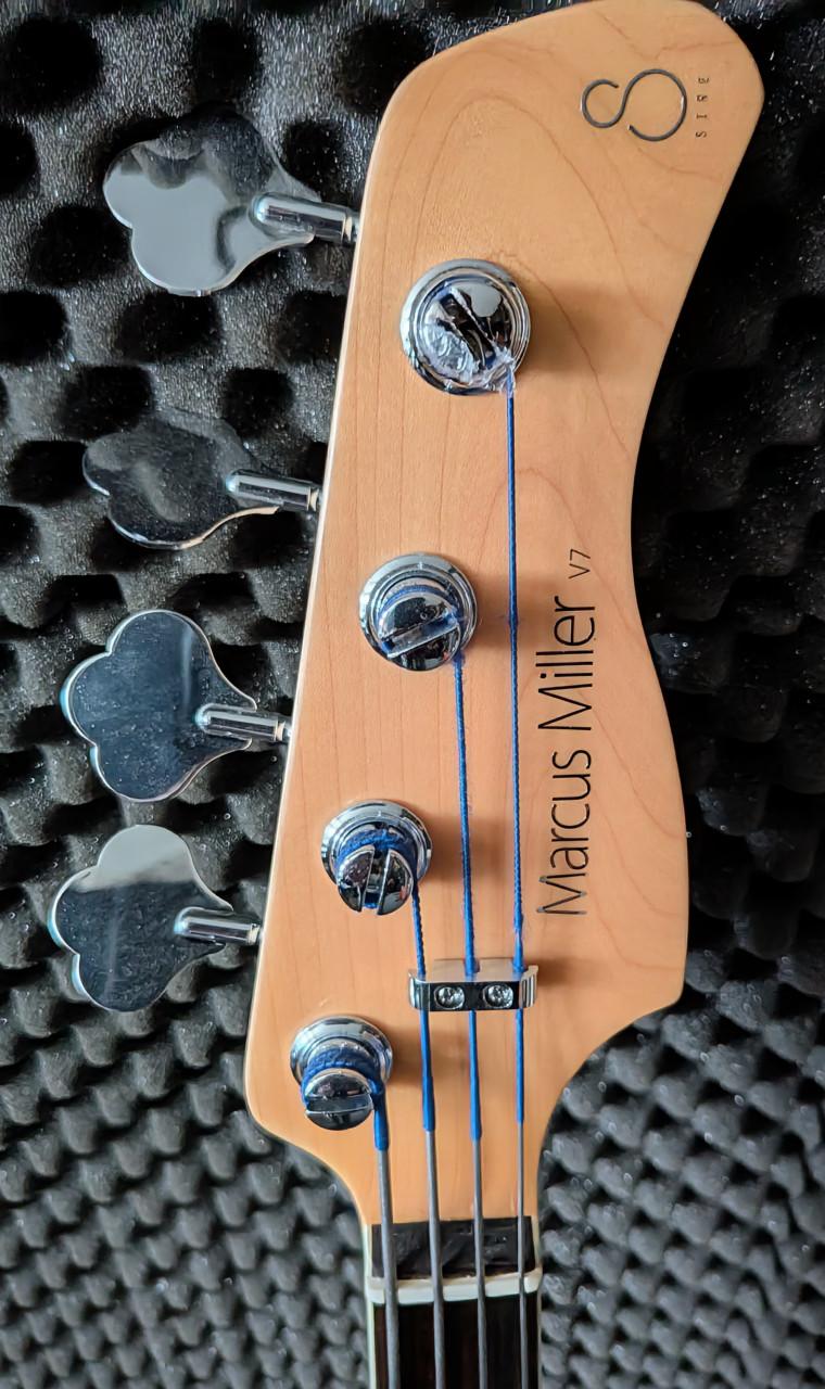 Sire V7 Marcus Miller fretless bassguitar, zwart met rode slagplaat