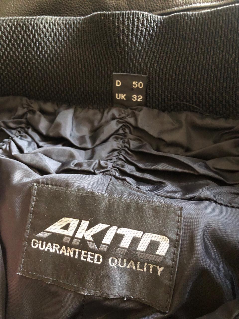 Akito motor jas +broek jas is maat D 14 Uk16….broek is maat D50 Uk32