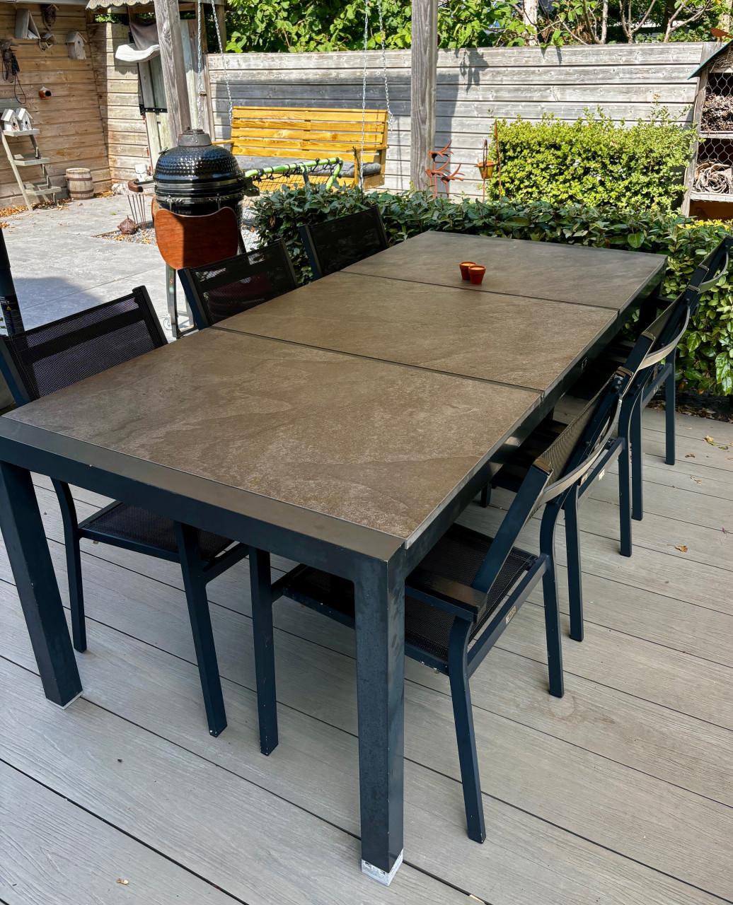 Grote tuintafel met 6 stoelen