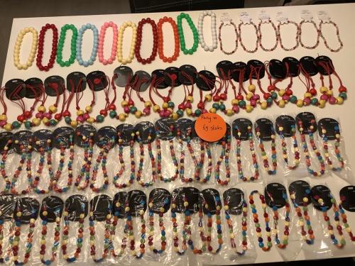 Partij kleurrijke kettingen. (Partij 20)