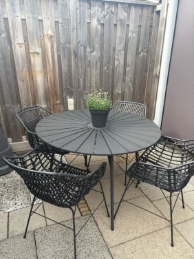 Tuinset met ronde tafel