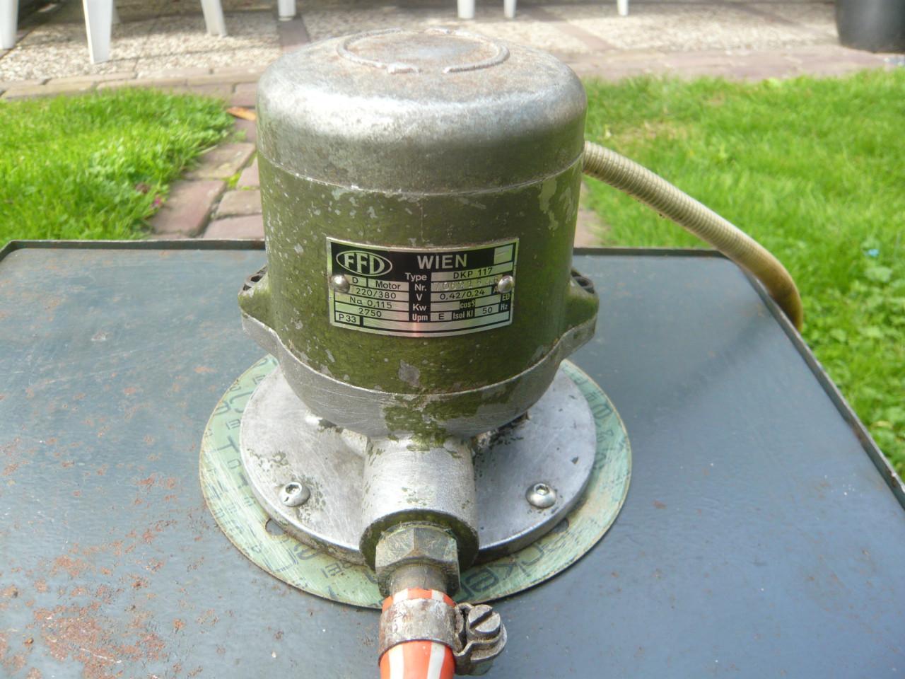 Koelvloeistofpomp op metalen reservoirbak