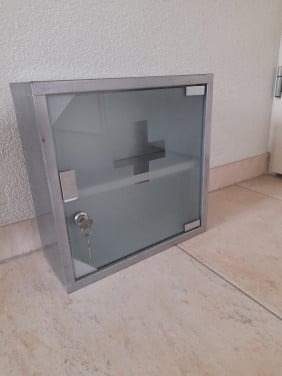 Medicijnkastje  30 x 30 x 12 cm (in goede staat )