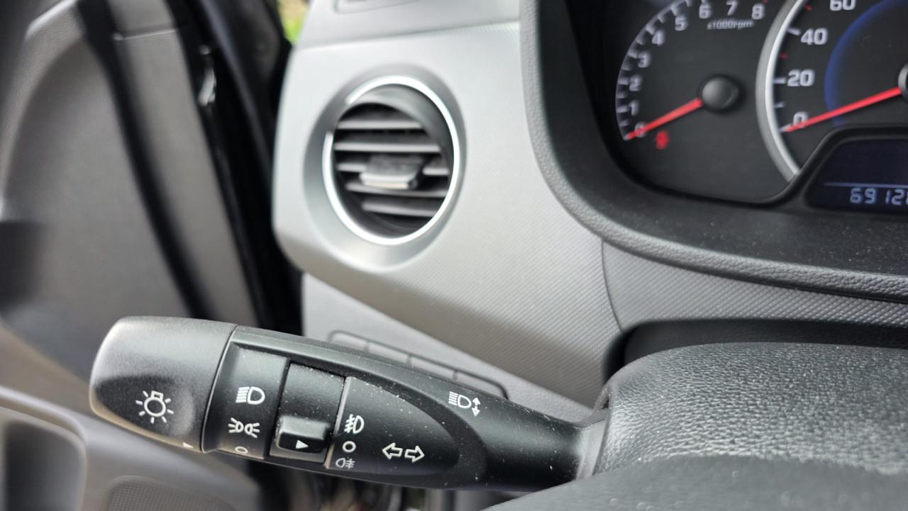 Hyundai I10 2019 met 69300 km Zwart met rode spiegels en sierstrippen.