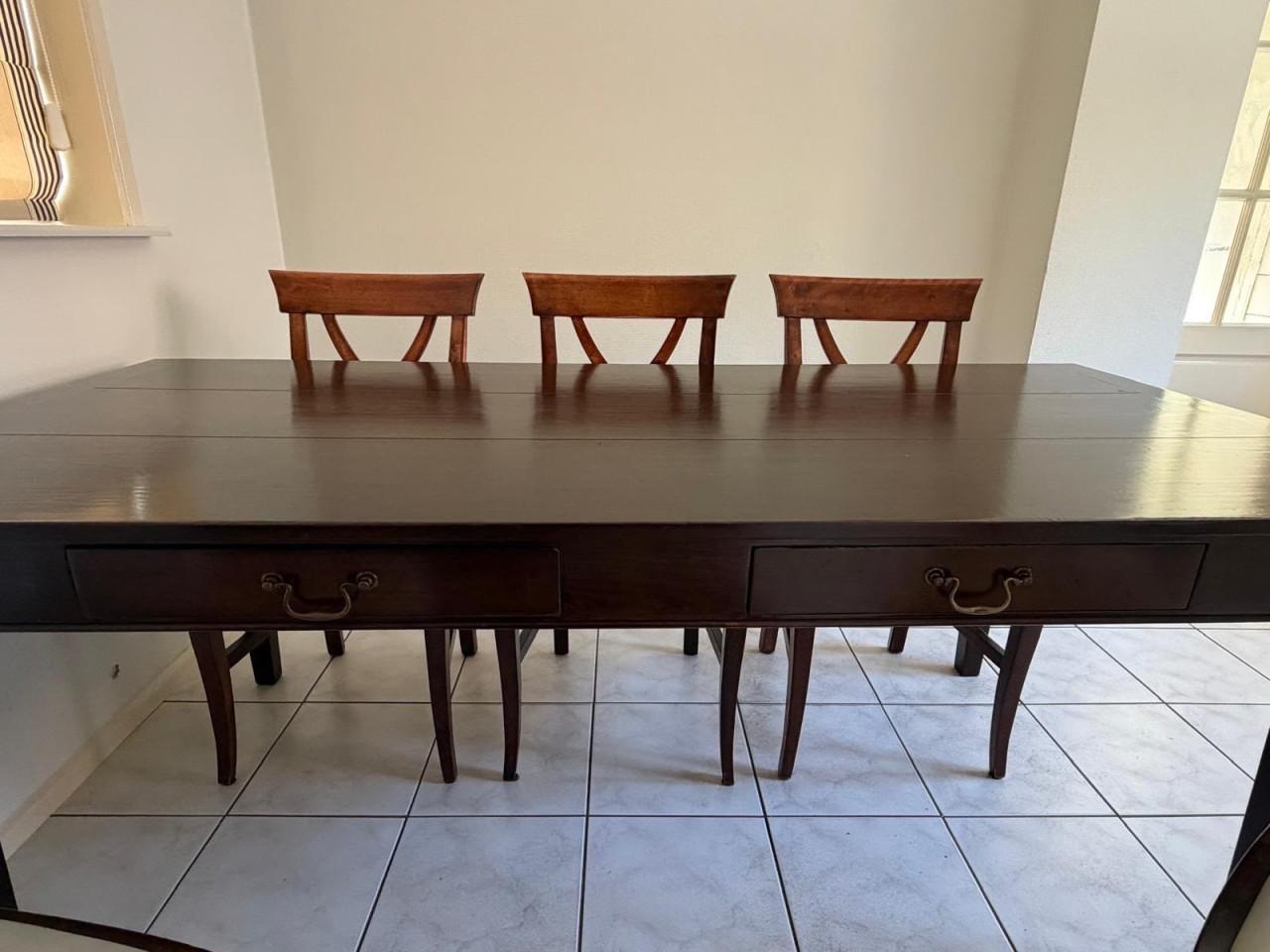Tafel en zes stoelen donker massief kersenhout