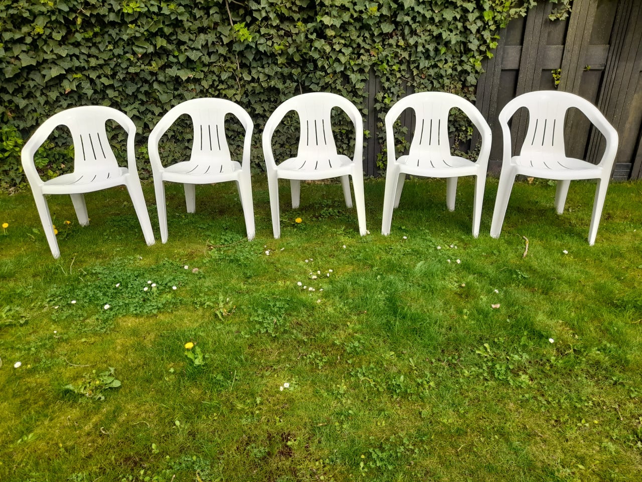 5 Tuinstoelen (stapelbaar) in goede staat!