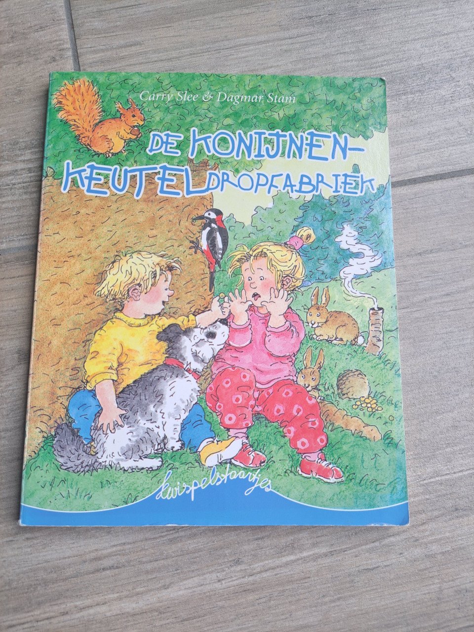 De konijnenkeutelfabriek Carry Slee en Dagmar Stam