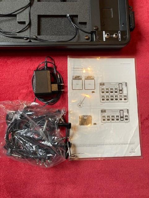 Behringer PB1000 pedalboard compleet met extra Fender instrumentkabels