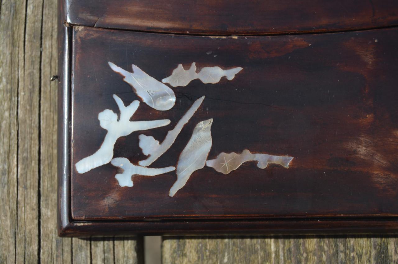 Fraaie rookdoosje ingelegd paarlemoer, bakeliet/plastic