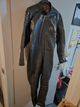 Zwarte leren motor-overall. maat L , Jaren '60 model