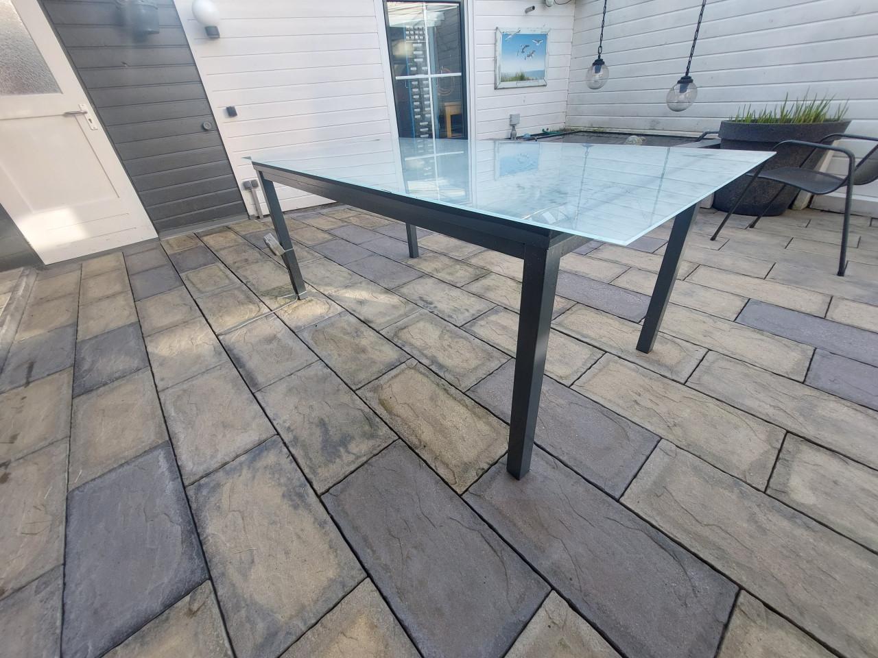 Tuintafel met glazen blad
