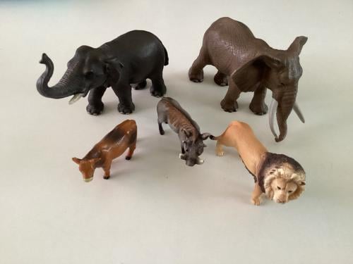 2 grote olifanten, leeuw, zwijn, koe, ijsbeer en eland.   Merk: Schleich.
