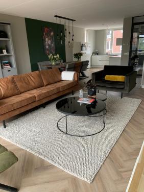 Moderne groene velvet fauteuil – zeer goede staat